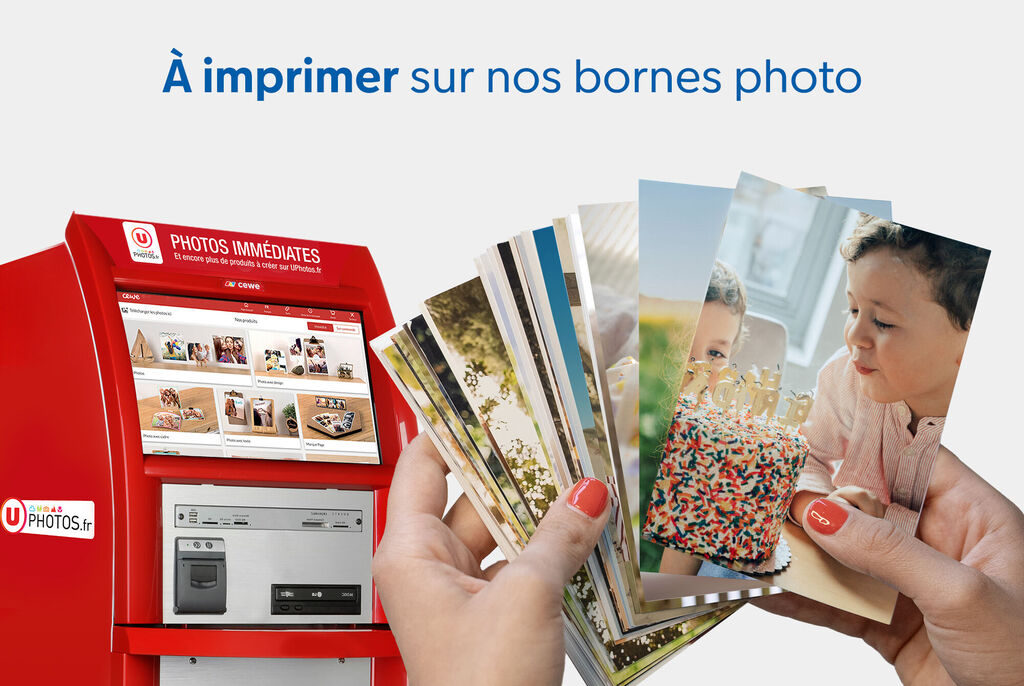Une personne tient différentes photos pendant qu'une imprimante couleur se voit en arrière-plan.