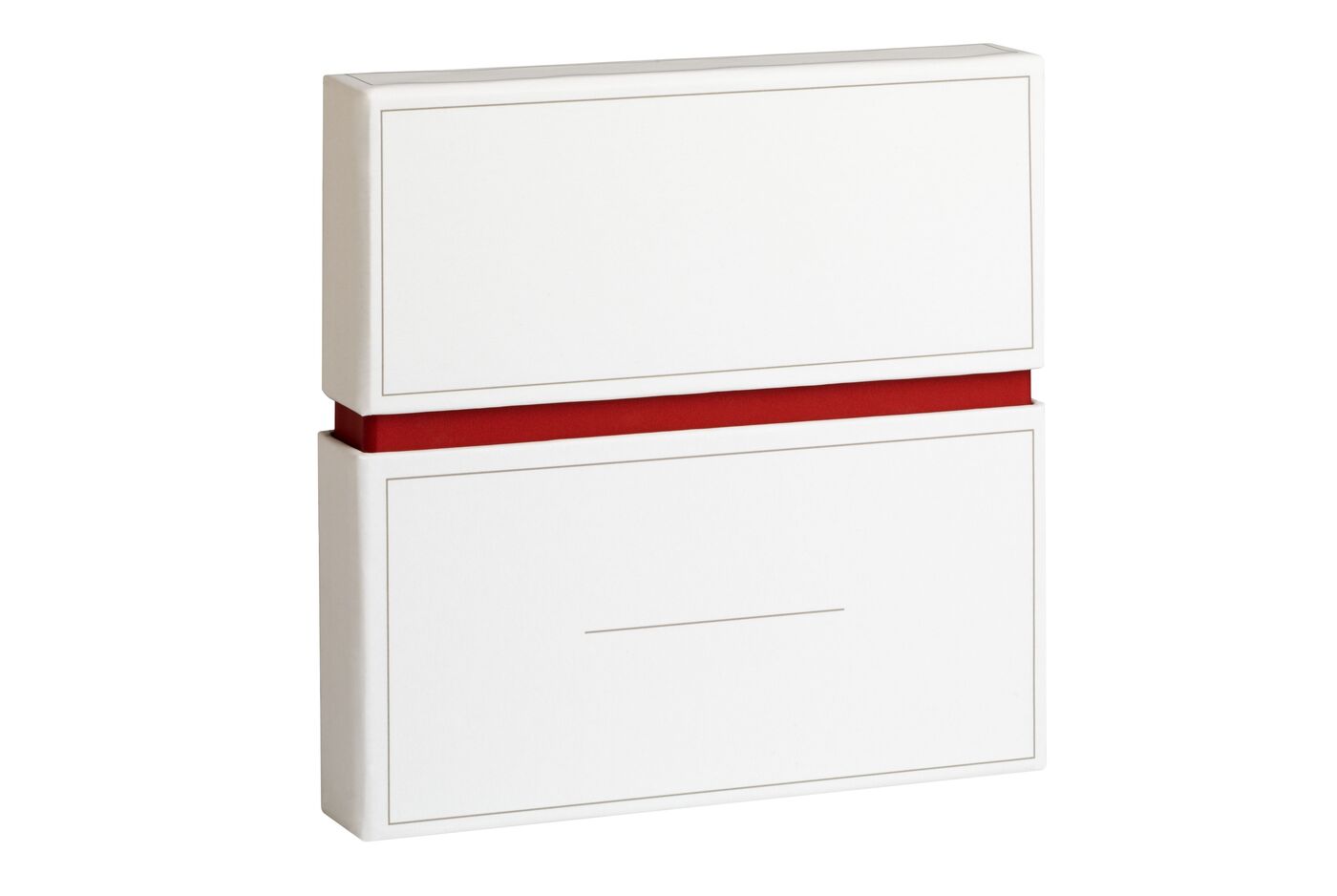 Boîte à bijoux élégante en blanc avec un ruban rouge.