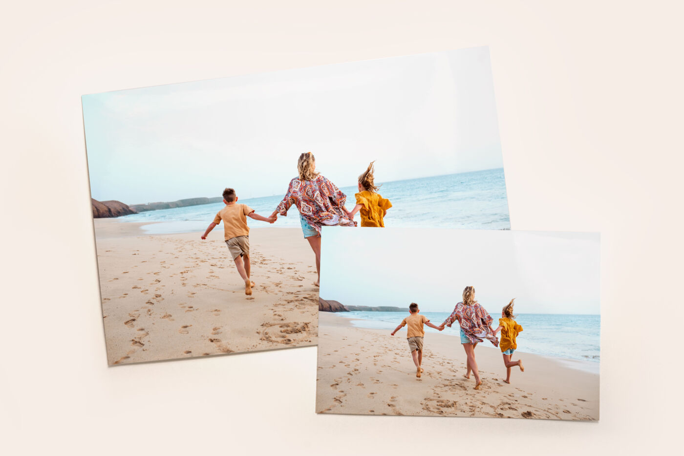 Deux agrandissements montrant des enfants courant avec leur mère sur la plage