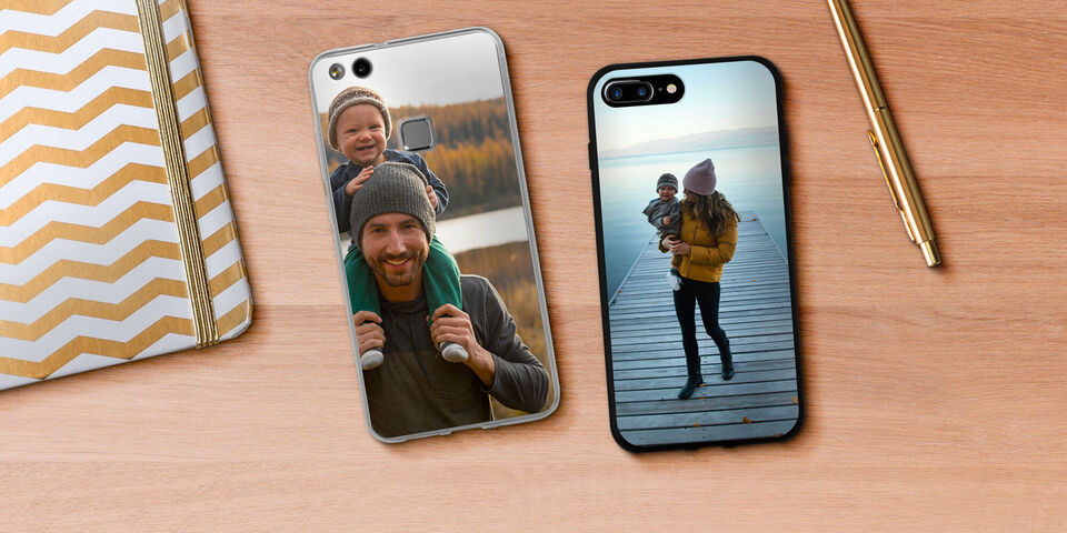 Deux coques de smartphone avec des photos personnalisées sur une table.