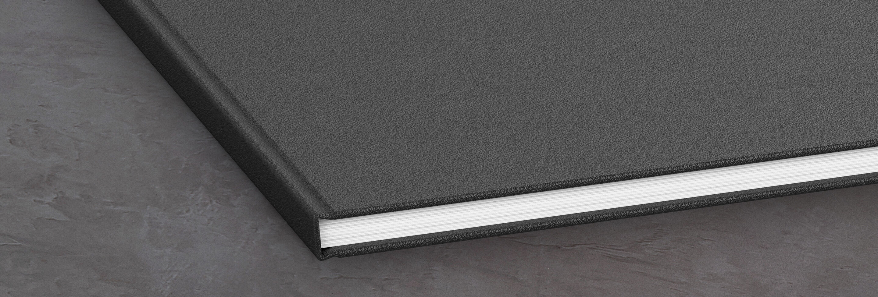 Album photo CEWE noir sur une table grise