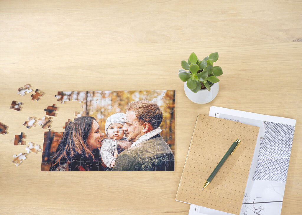 Des pièces de puzzle sur une table avec une photo de famille affectueuse.