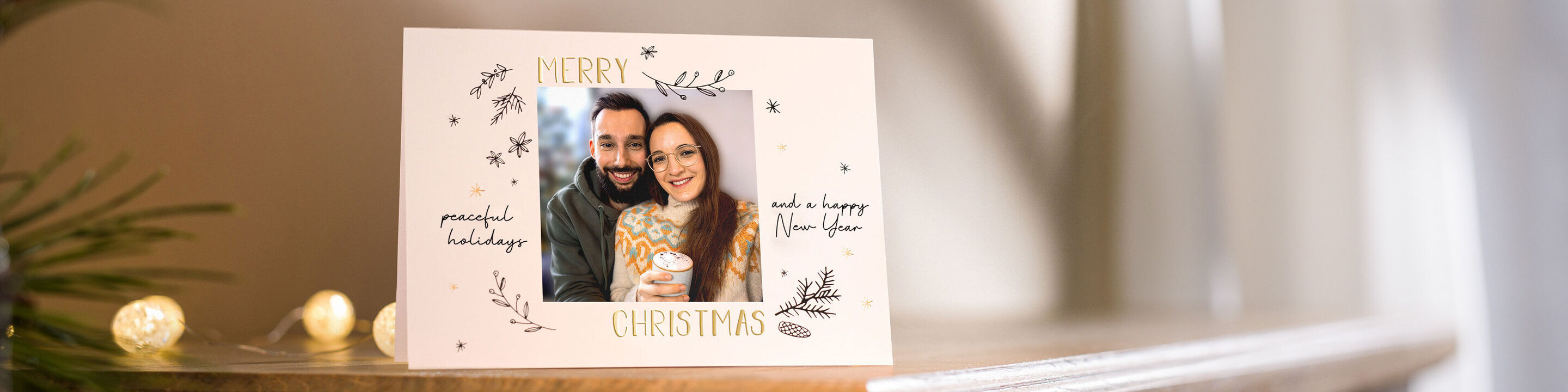 Une carte de Noël festive avec les mots 'Joyeux Noël' et des décorations joyeuses.