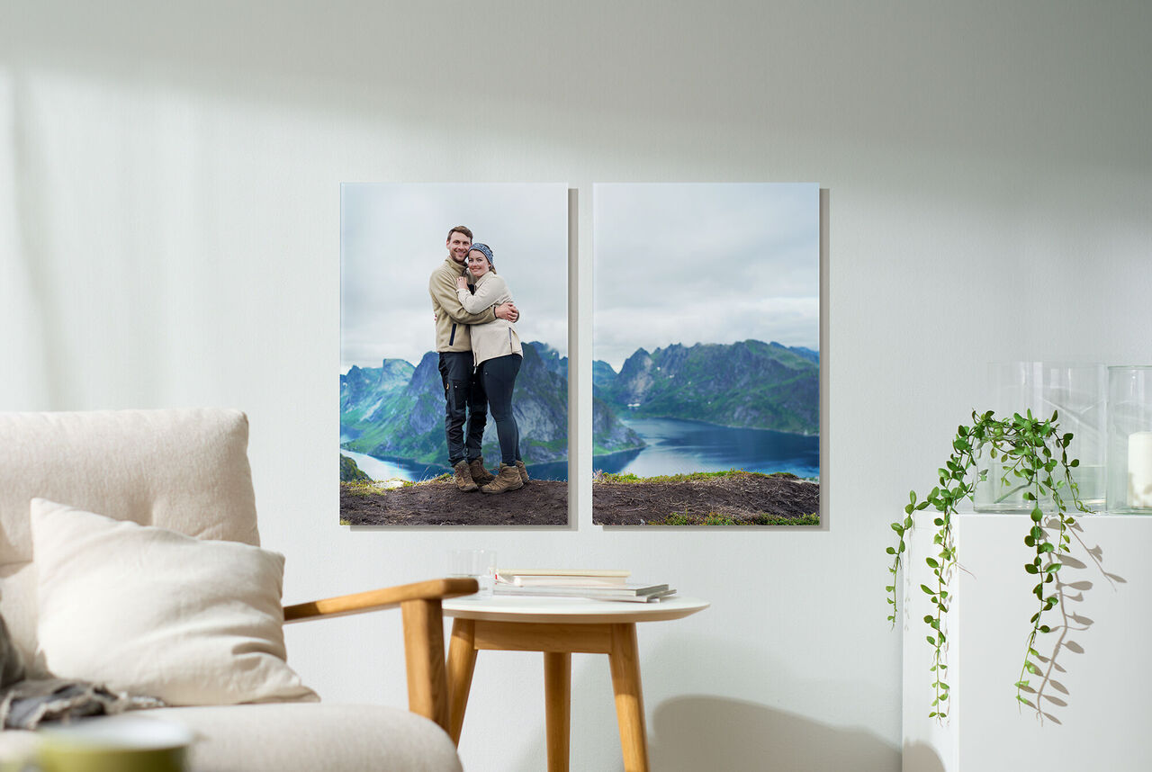 Diptyque photo personnalisé d’un couple face à un paysage montagneux