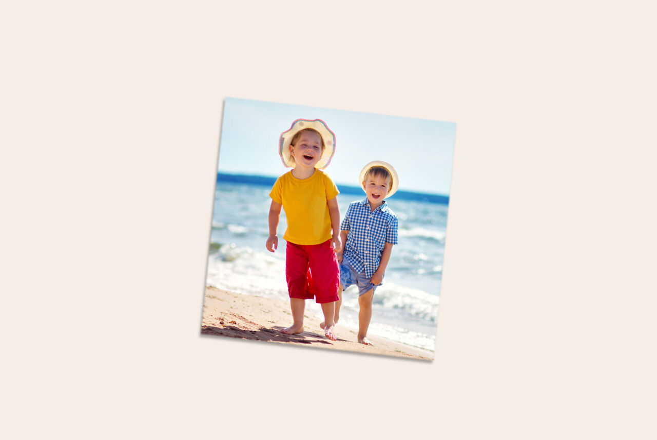 Tirage carré avec deux enfants debout sur une plage ensoleillée