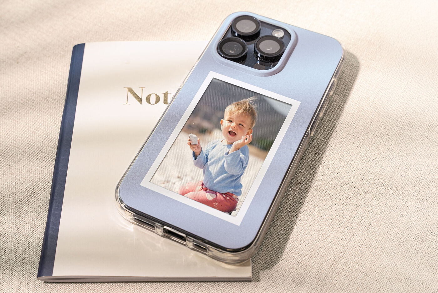 Smartphone avec coque personnalisée d'une photo d'un petit garçon joyeux