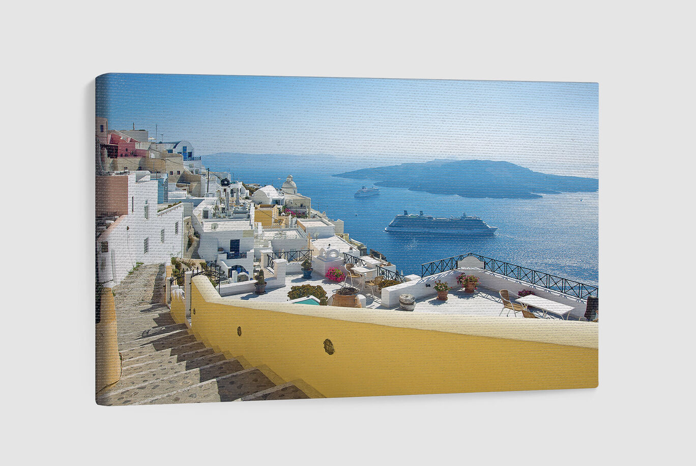 Vue de Santorin avec des maisons blanches et une eau d'un bleu éclatant.