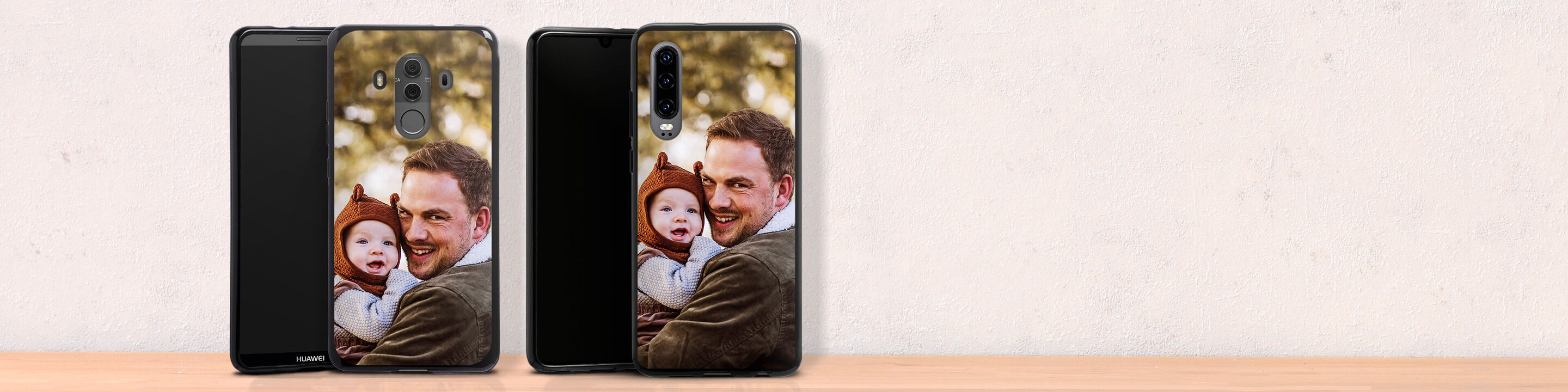 Deux smartphones avec des coques personnalisées montrant un parent et un enfant.