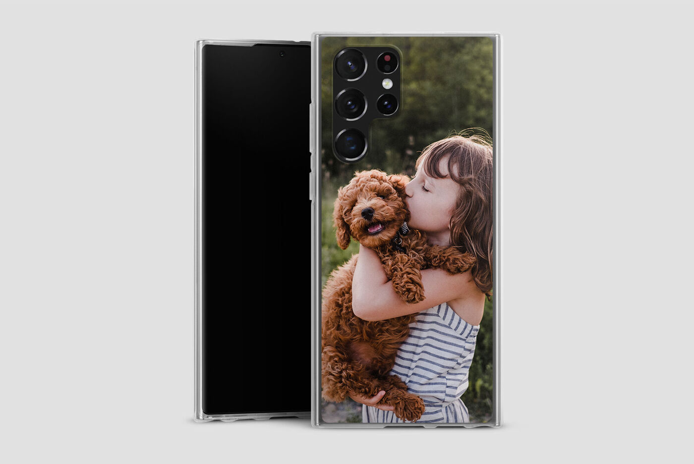 Un enfant étreint un chien heureux à l'extérieur