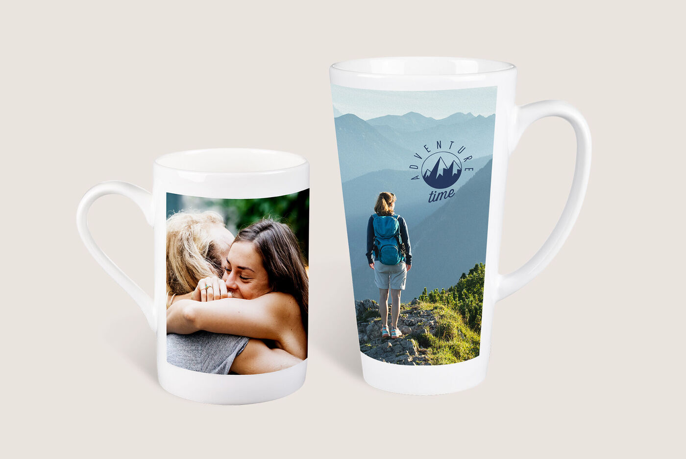 Deux tasses avec designs personnalisés ; une avec une personne souriante et l'autre avec une femme dans la nature
