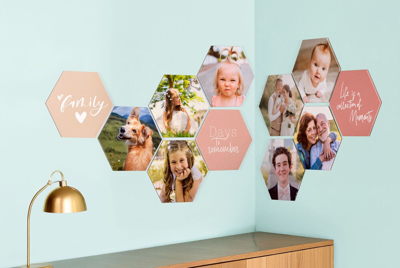 Décoration murale hexagonale en plusieurs partie sur un mur coloré