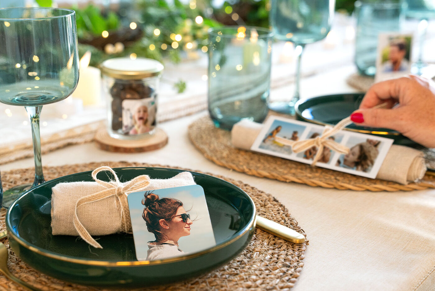 Une table de Noël décorée avec des photos