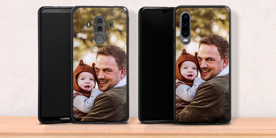 Deux téléphones avec des designs de coques personnalisées montrant un moment heureux