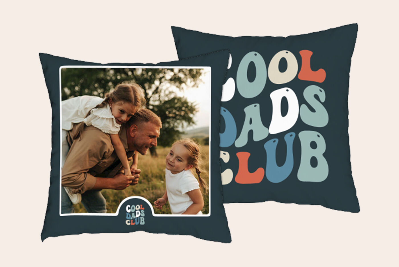 Coussin photo Cool Dads Club avec portraits et texte graphique sur fond foncé