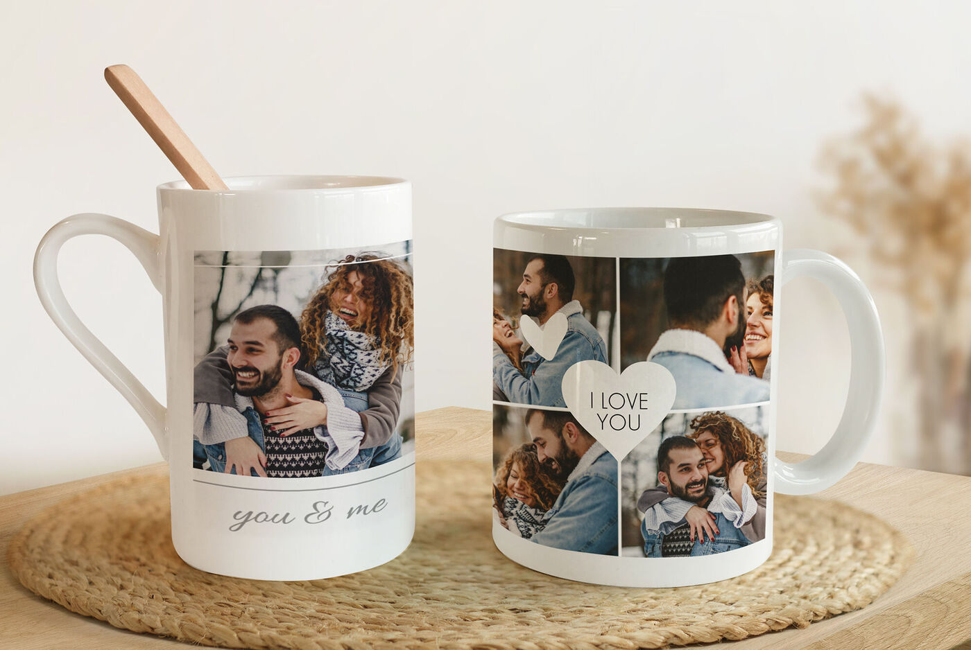 Deux tasses affectueuses avec des photos et des textes sur une surface en bois.