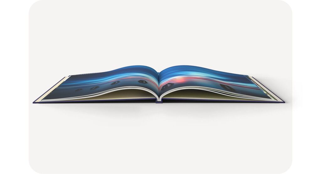 Un livre photo CEWE ouvert avec des photographies colorées sur ses pages