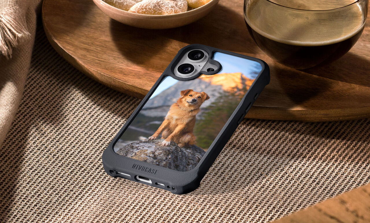 Coque de téléphone personnalisée avec un chien dans un paysage de montagne