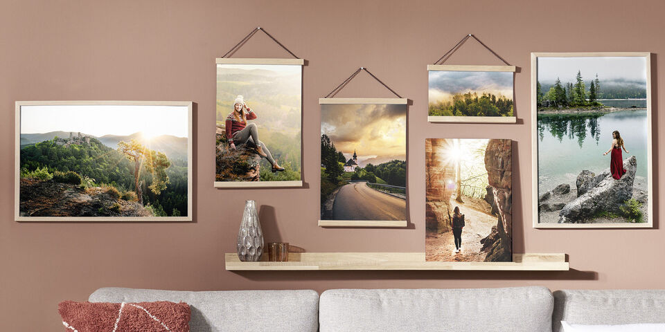 De belles images avec des motifs naturels sont accrochées à un mur dans le salon