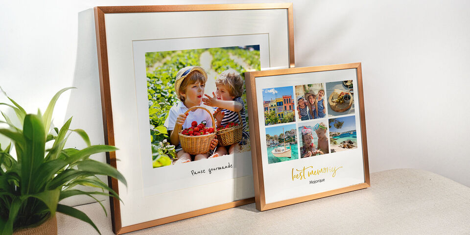 Deux cadres photo joliment conçus avec des photos de moments de vacances et de vie sur une table.
