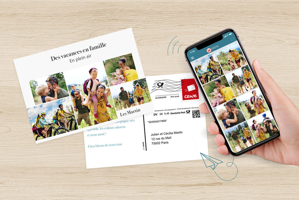 Un téléphone montre une carte postale CEWE avec des photos de famille. À côté, une carte postale imprimée.