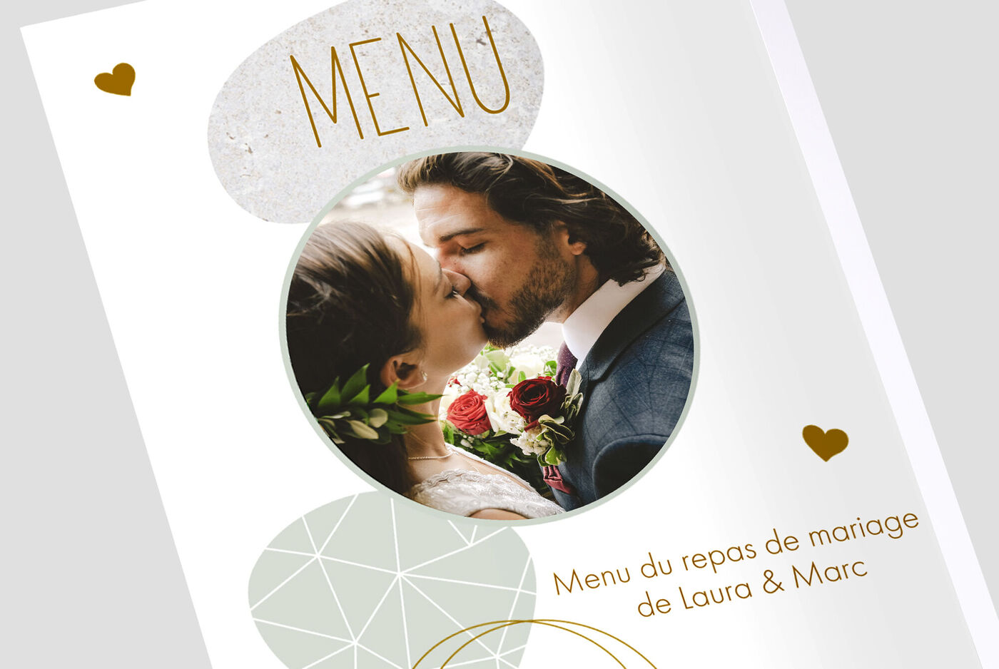 Carte d'invitation de mariage élégante avec éléments floraux et texte personnalisé.