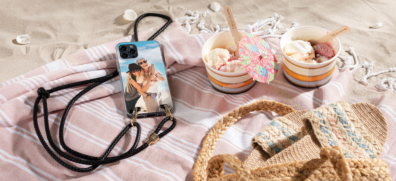 Un smartphone avec une coque photo personnalisée est relaxé à côté de deux bols de crème glacée