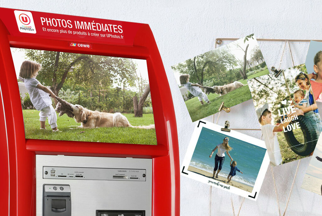 Une borne d'impression photo rouge avec des images de moments heureux à côté, joliment accroché à un support métalique