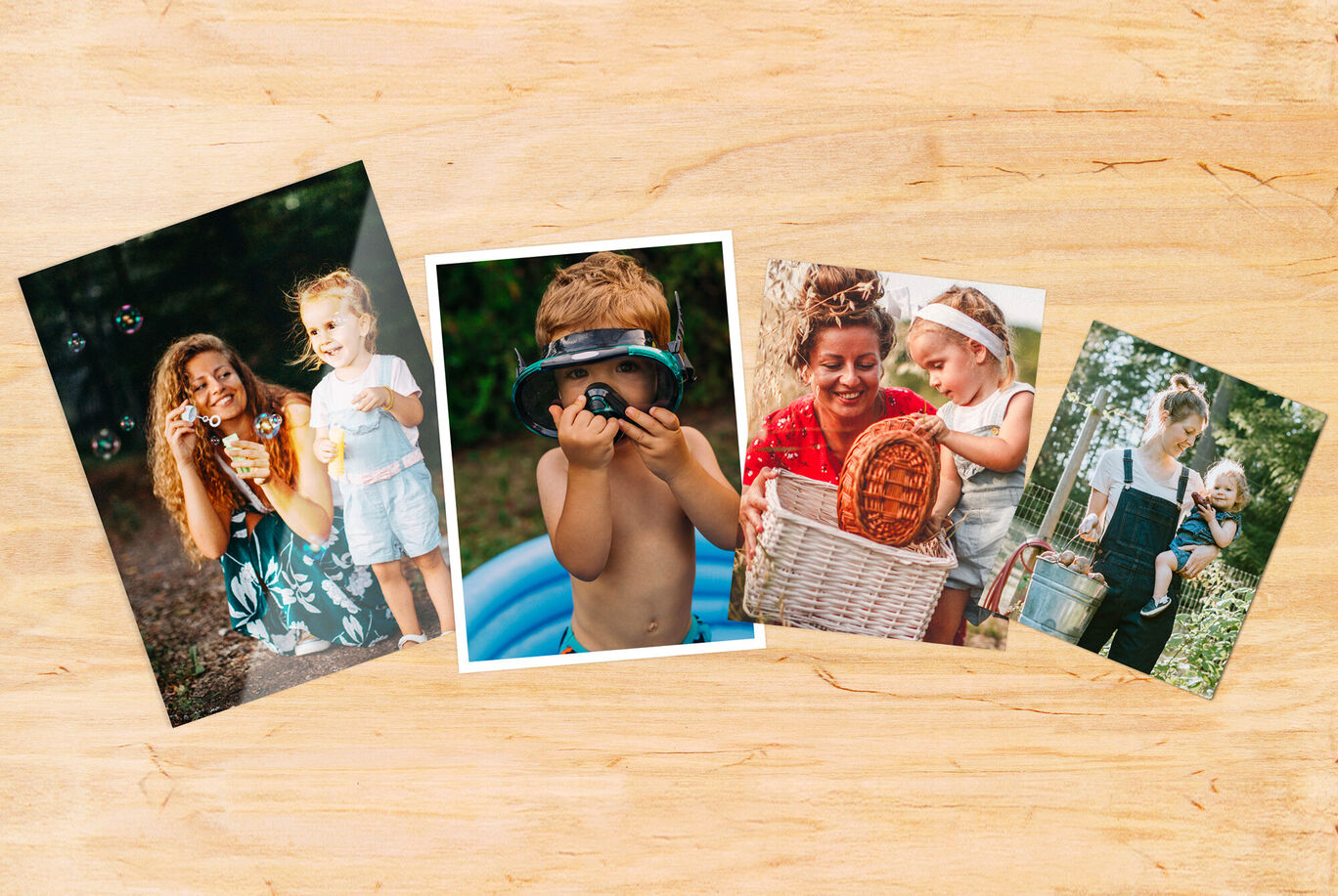 Deux enfants tenant des photos, profitant des moments