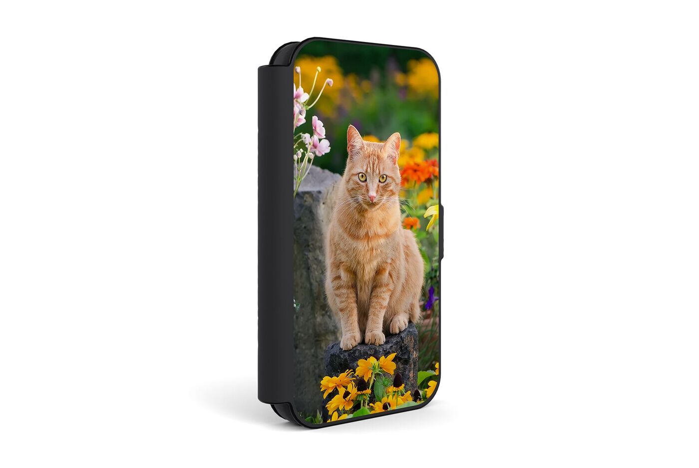 Coque noire renforcée, personnalisée avec un chaton roux assis au milieu de fleurs colorées