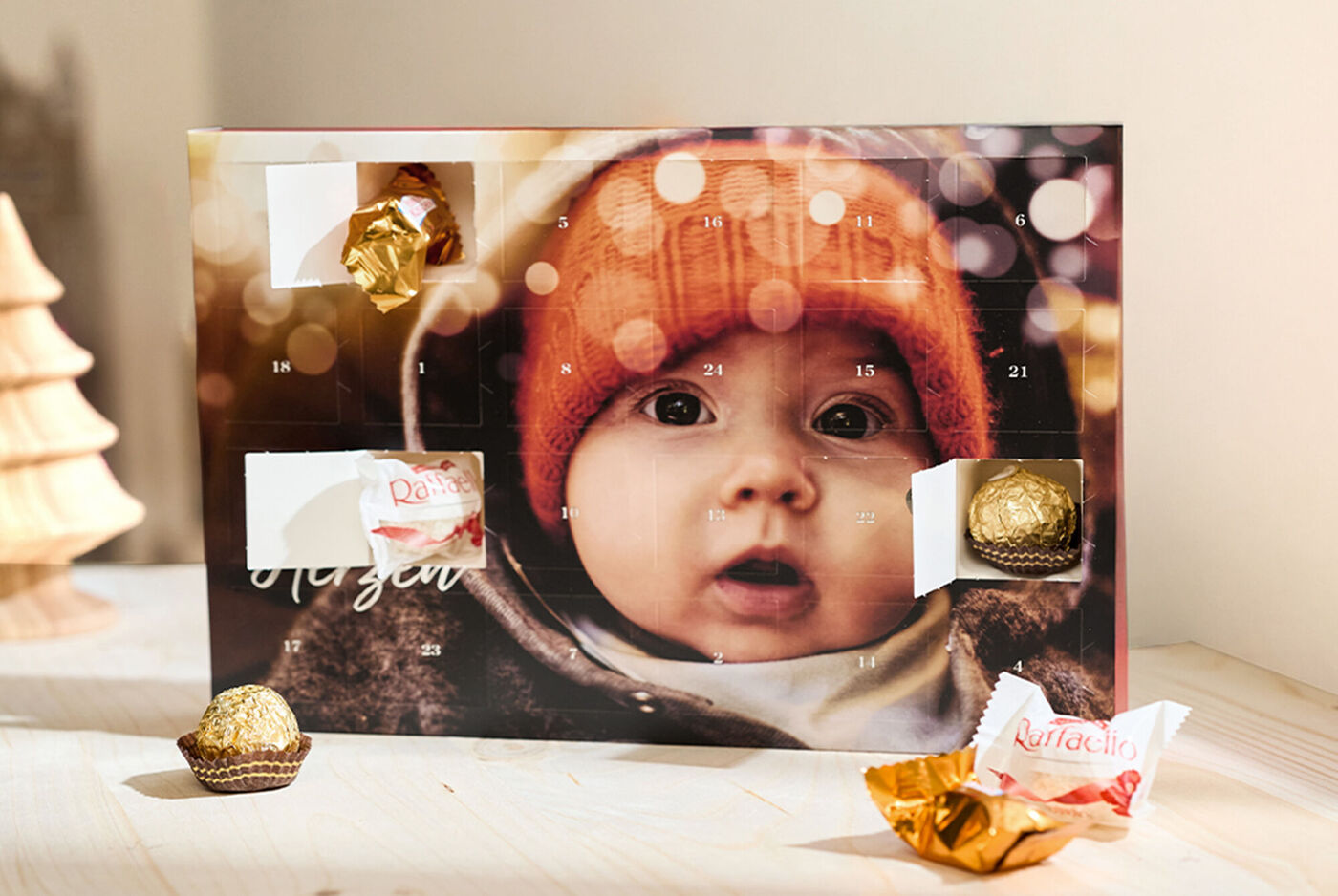 Photo d'un bébé sur un calendrier de l'Avent avec chocolats Ferrero