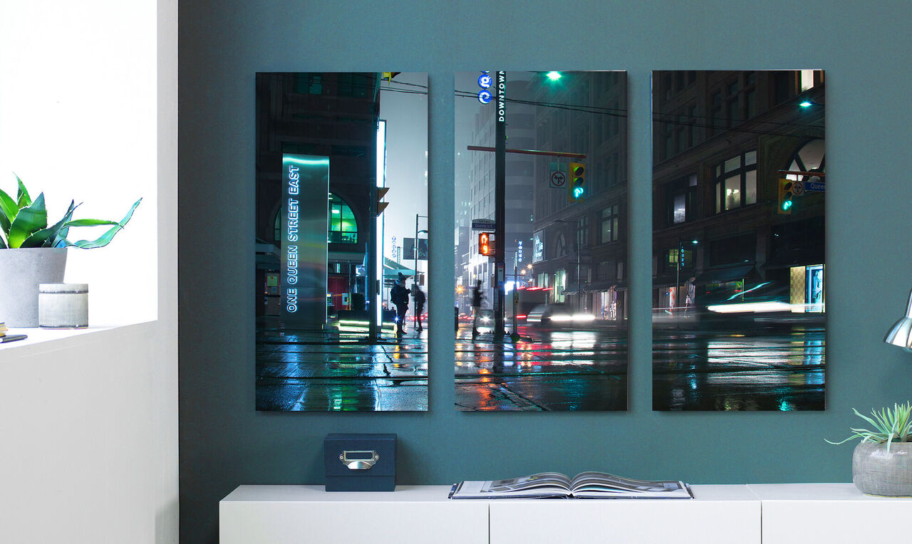Scène urbaine nocturne aux enseignes lumineuses sur un tableau mural en 3 parties