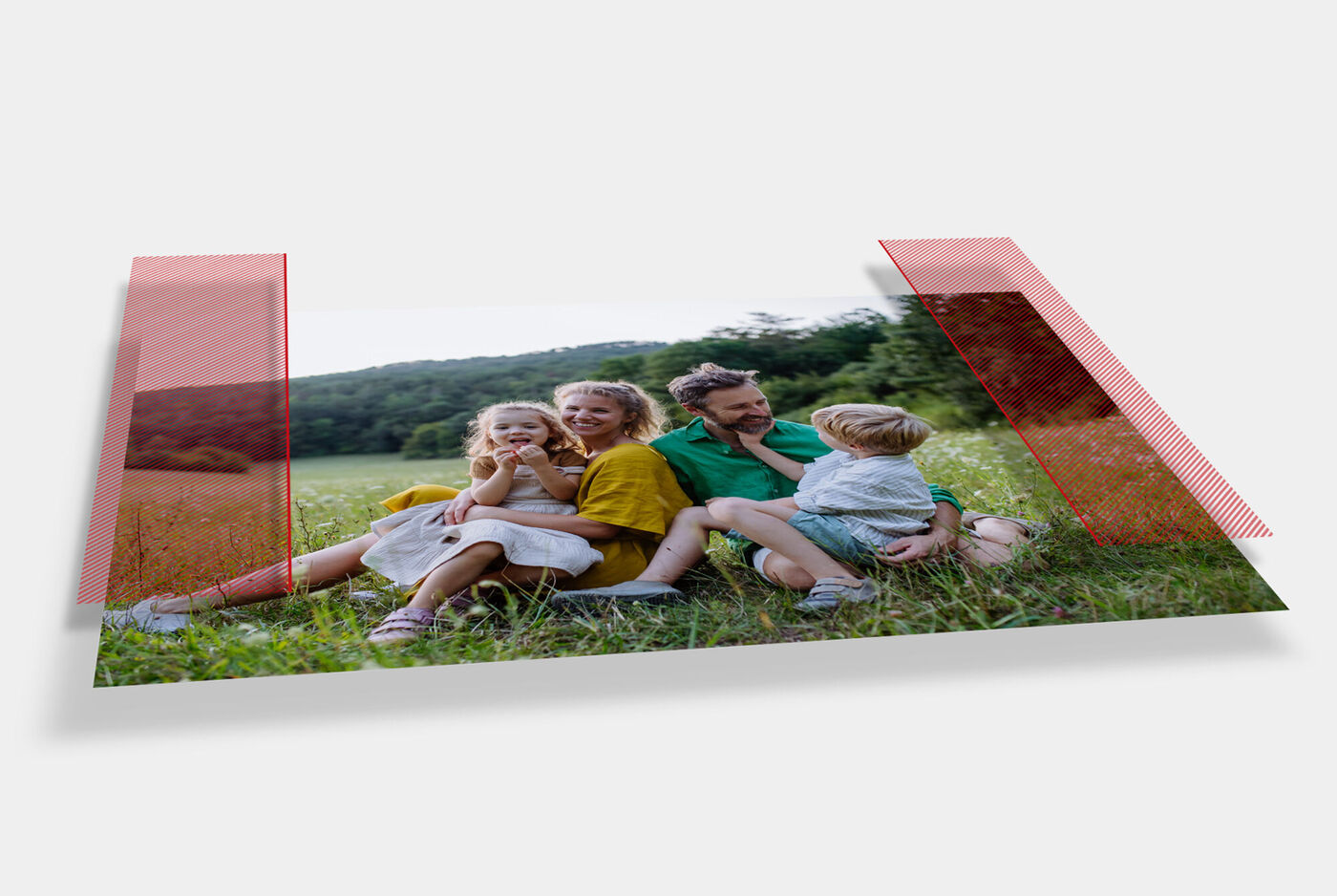 Une famille joyeuse assise dans l'herbe et profiteur du jour.
