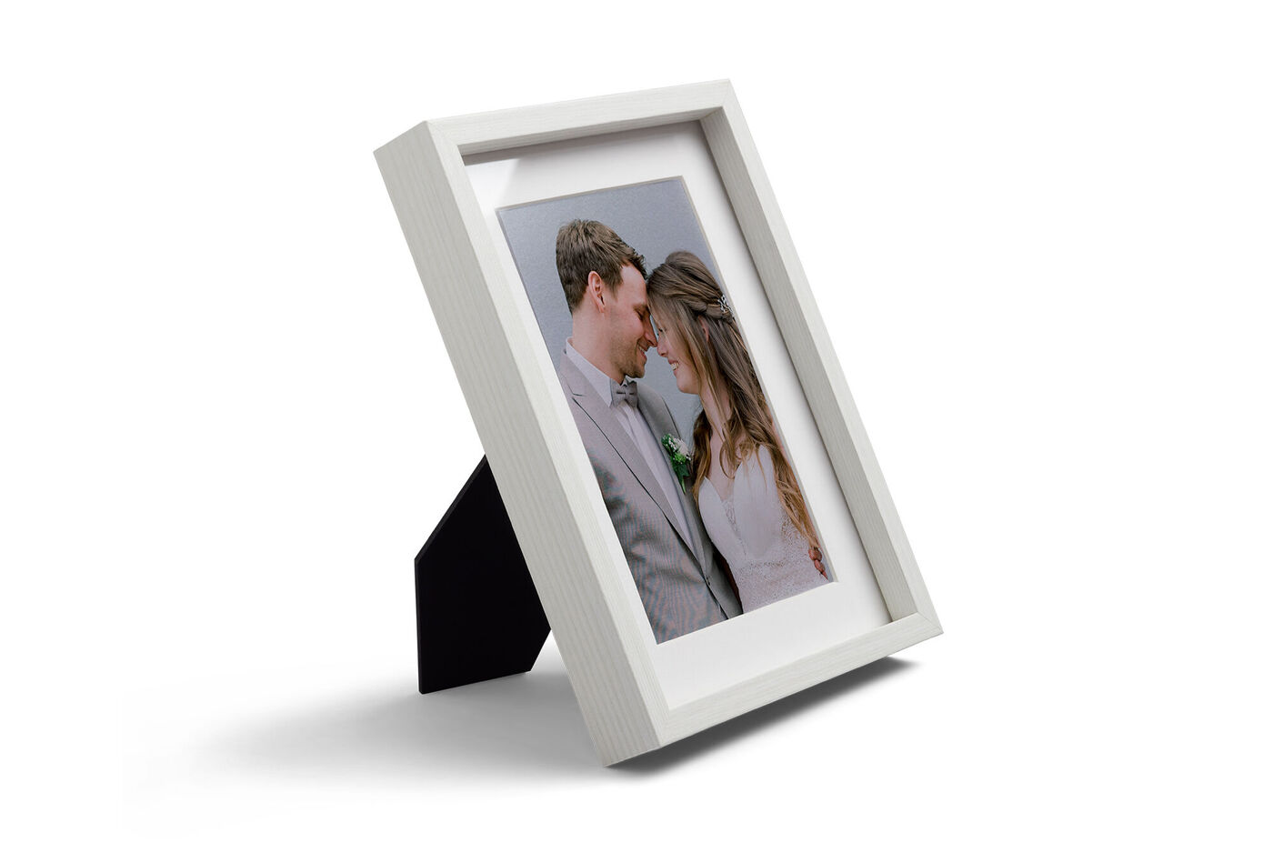 Cadre photo blanc posé, avec une photo d'un couple face à face à l'intérieur