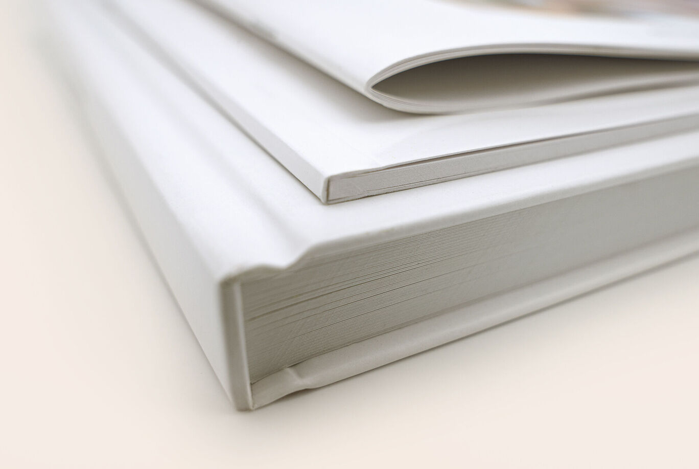 Gros plan d'un livre photo blanc avec des pages lisses et une couverture douce.