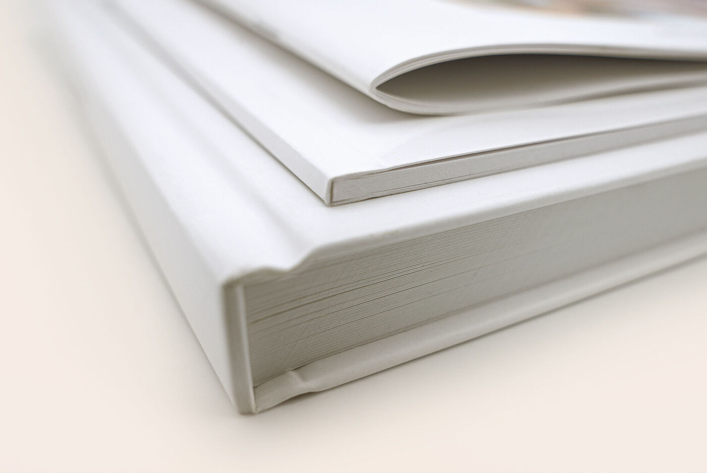 Gros plan d'un livre photo blanc avec des pages lisses et une couverture douce.