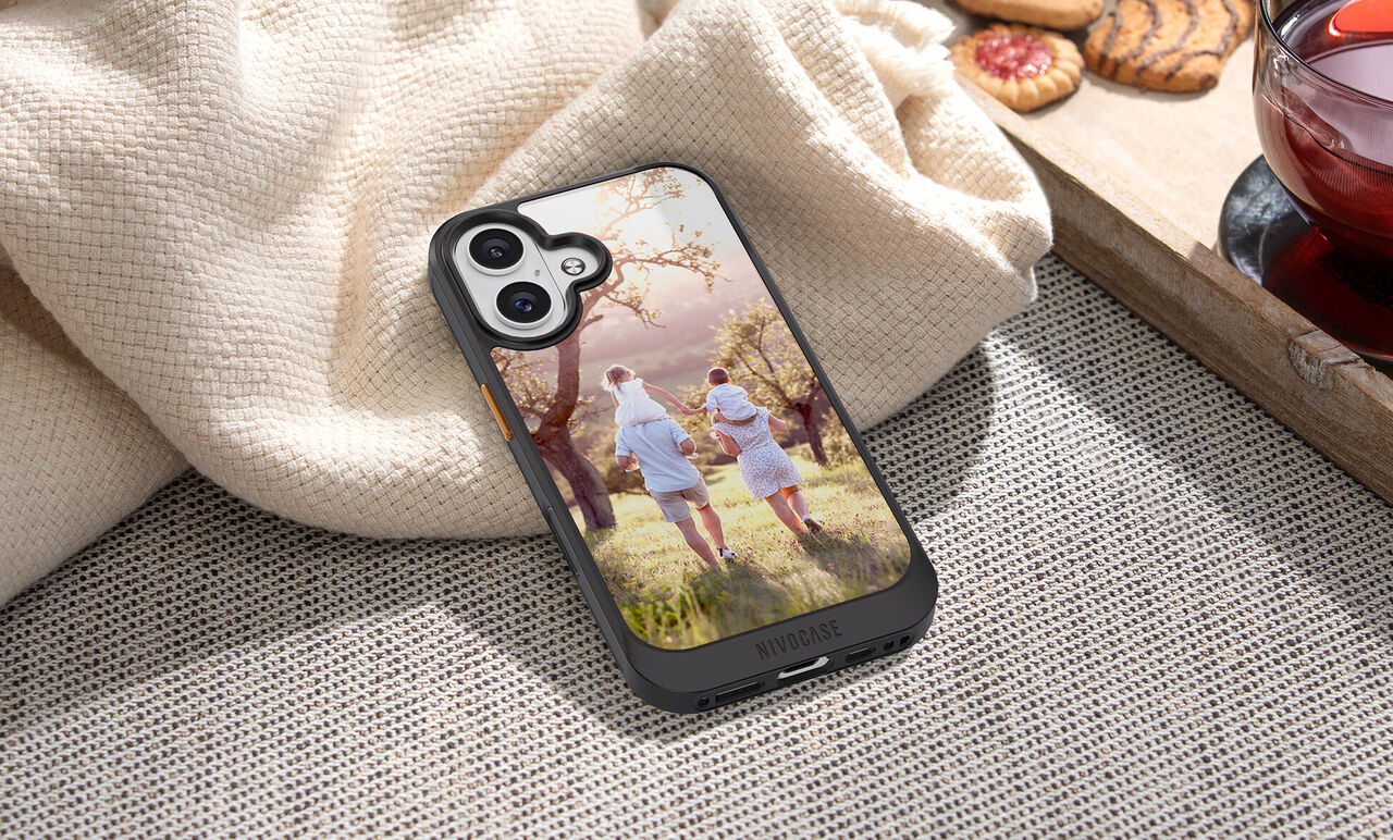 Coque de téléphone personnalisée avec deux femmes dans un champ fleuri