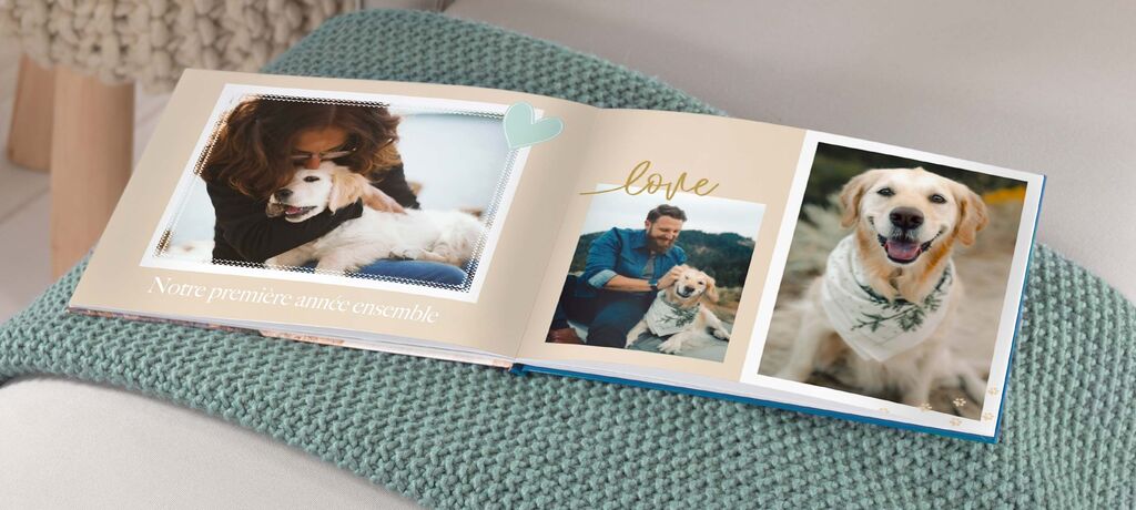 Un CEWE Photo Book ouvert sur une couverture. Il montre des moments tendres avec un chien et ses propriétaires.