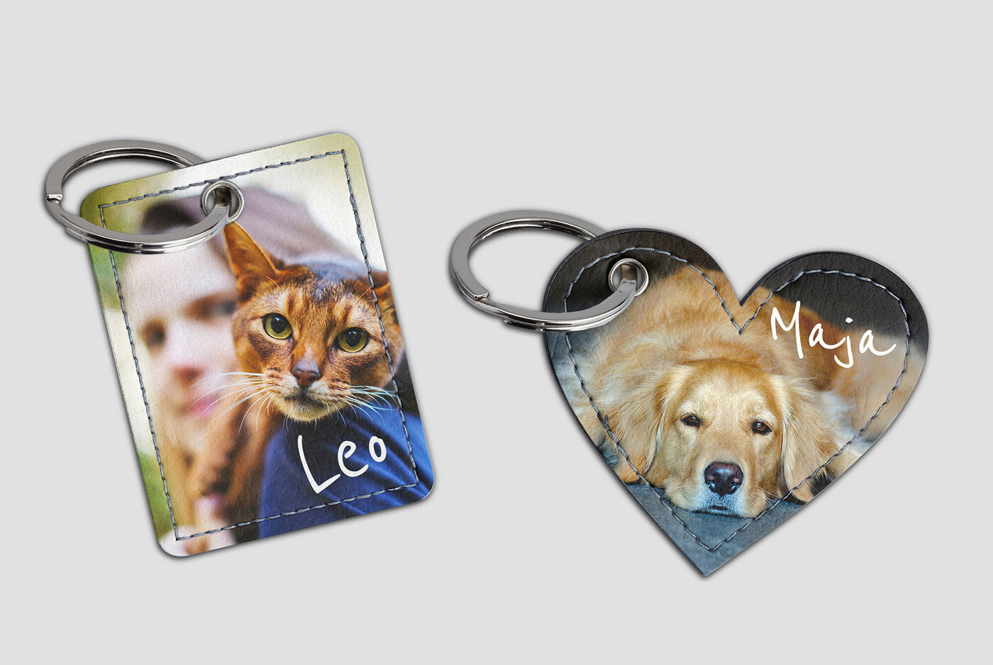 Deux porte-clés personnalisés, un avec une image de chat et un nom, l'autre en forme de cœur avec l'image d'un chien et un nom.