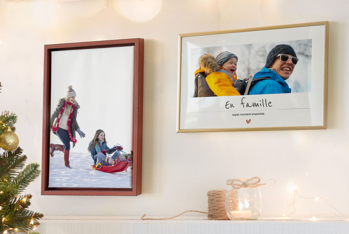 Un mur décoré avec des images dans des cadres montrant une scène hivernale