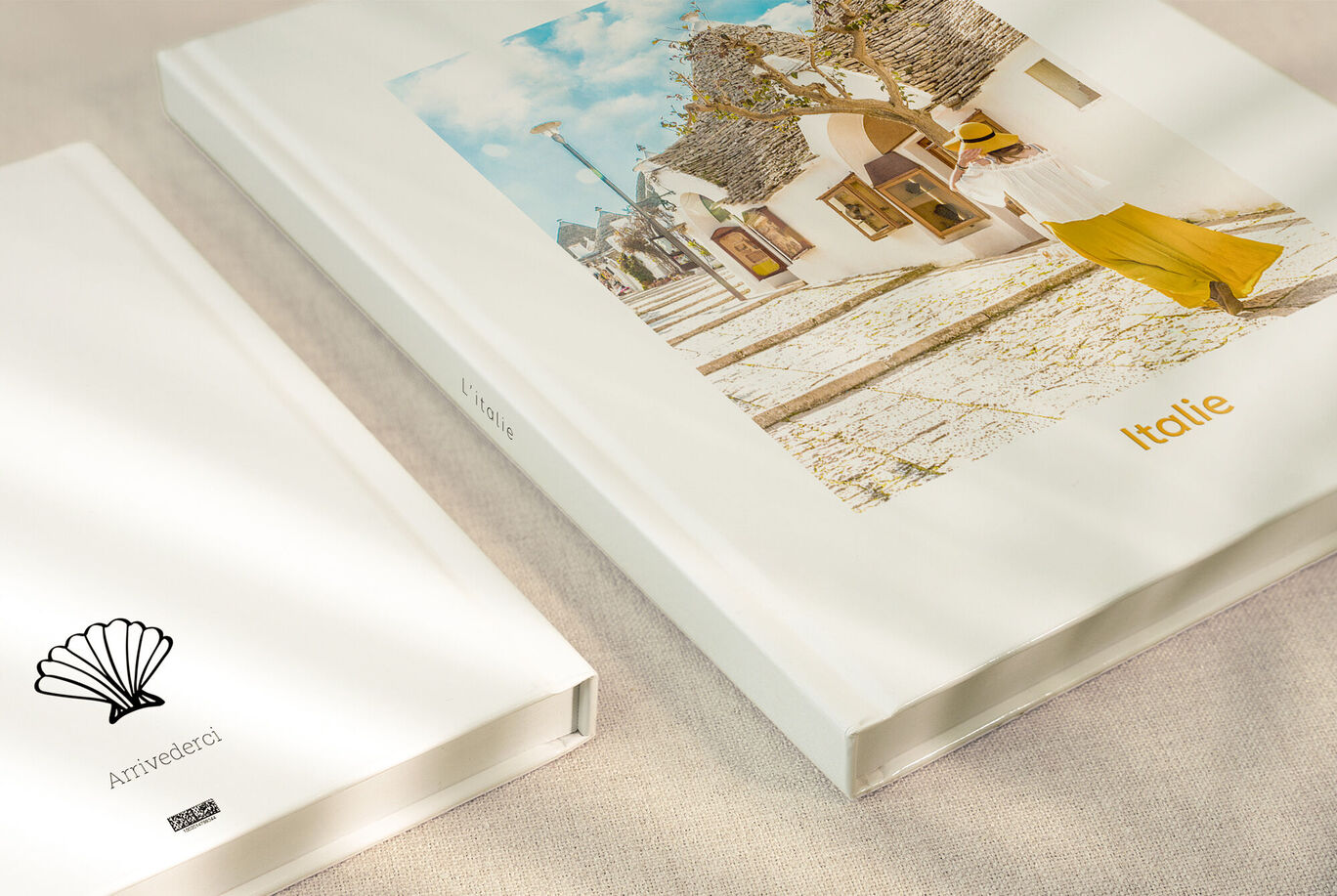 Un élégant livre photo et un album chic sur une table, tous deux inspirés par l'Italie