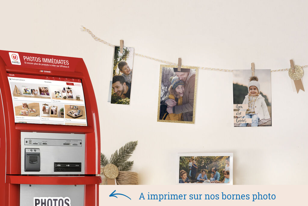 Un automate d'impression photo dans une pièce accueillante. À côté, des photos sont suspendues montrant des moments heureux.