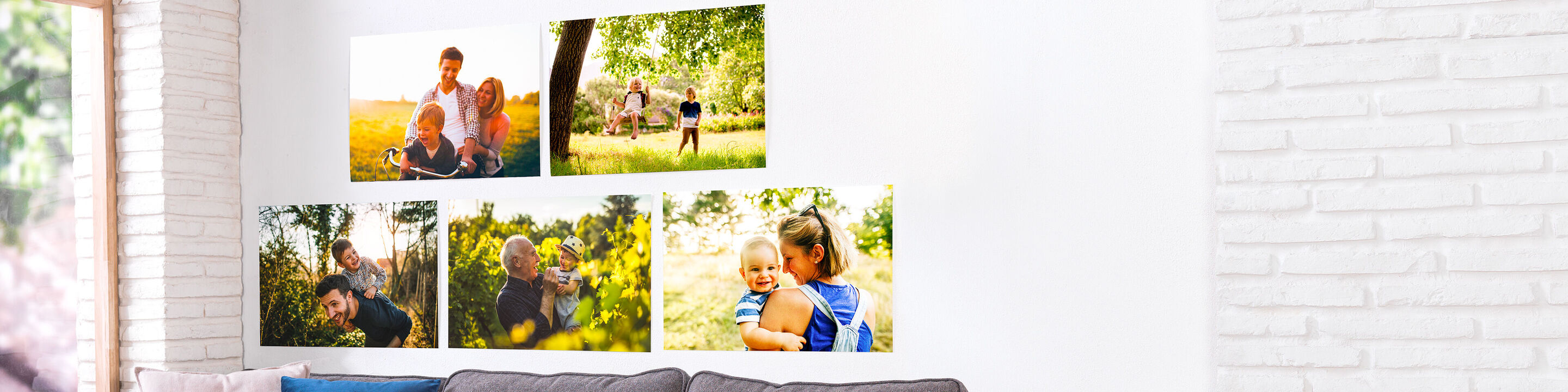 La famille montre des moments joyeux dans une décoration murale.