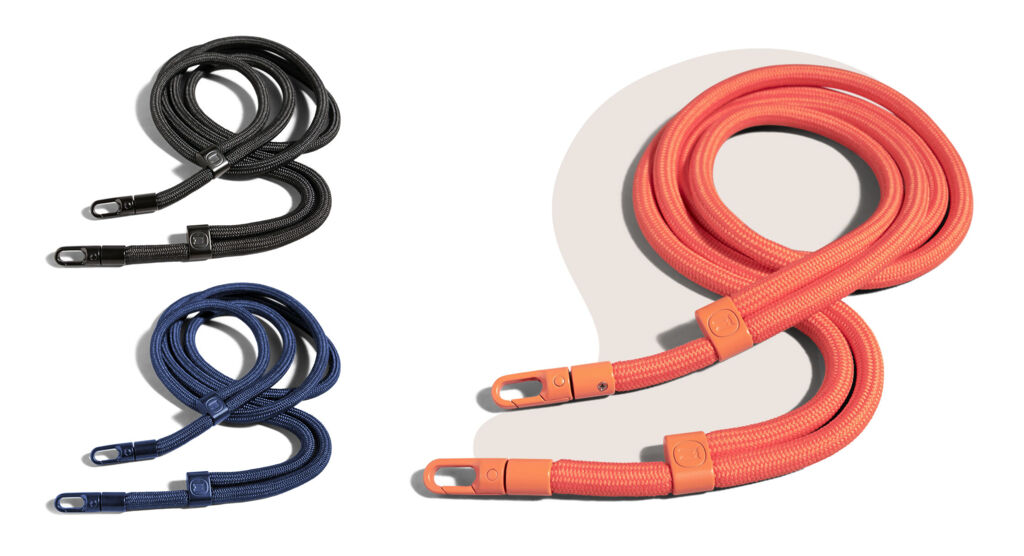 Trois cordons de couleurs noire, bleue et corail avec fermoir métallique