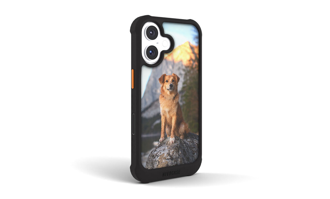 Vue arrière d’une coque noire imprimée avec un chien en montagne