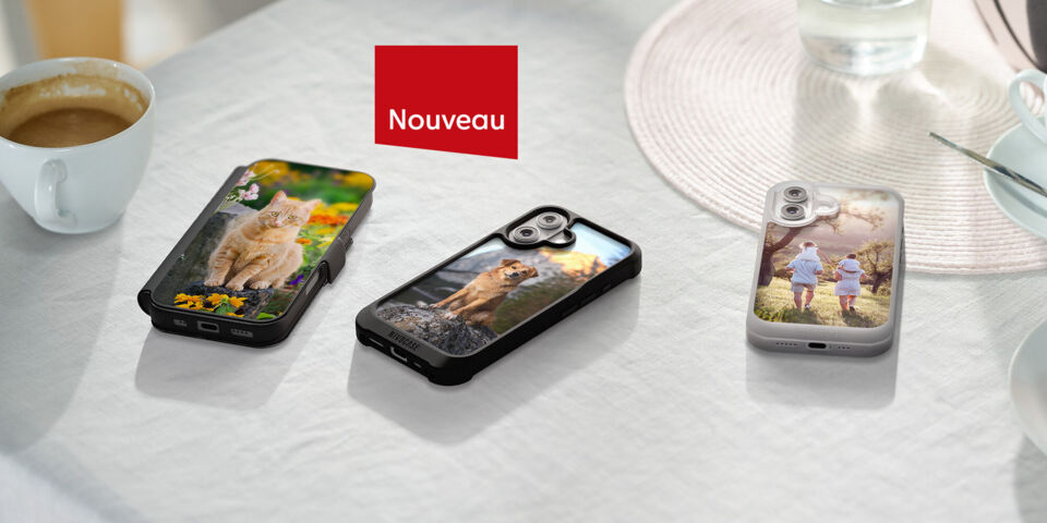 Trois coques de smartphone personnalisées avec un chaton, un suricate et deux enfants, posées sur une table