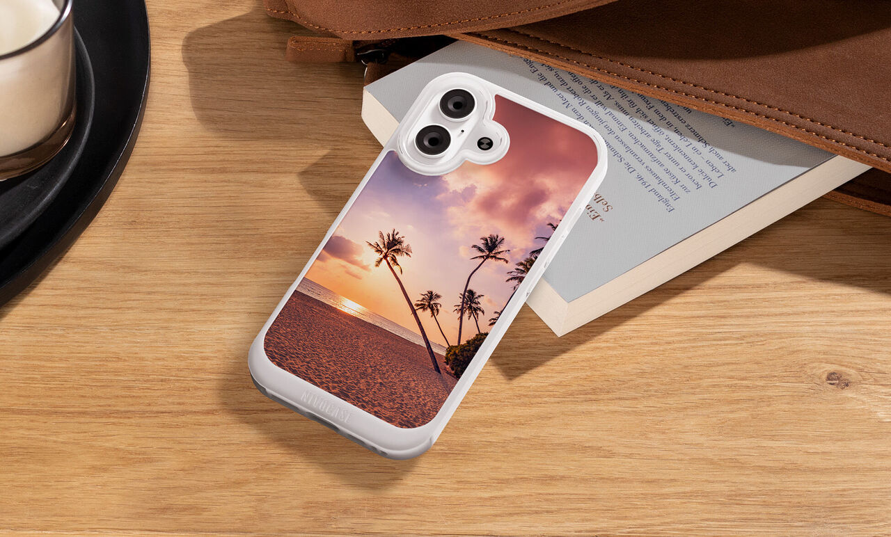 Coque résistante personnalisée avec palmiers, posée sur un bureau
