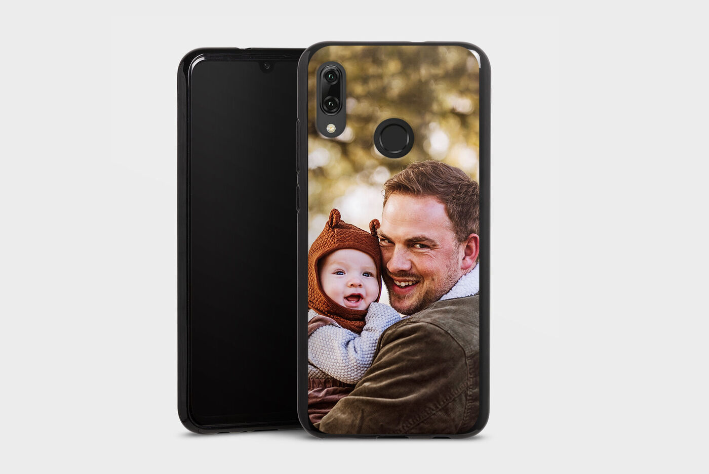 Jeune homme avec un enfant souriant devant un décor naturel.