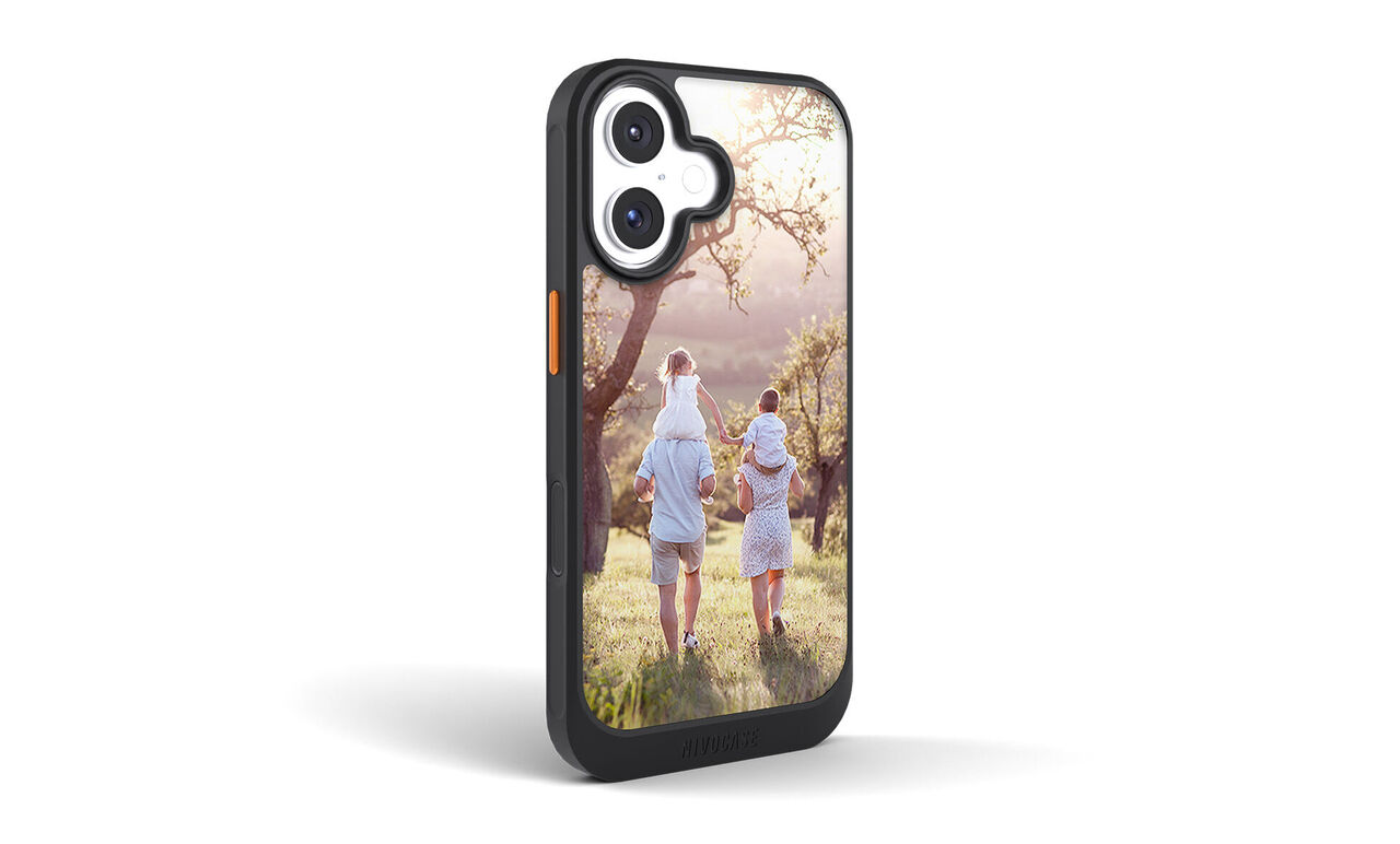 Coque personnalisée vue de face avec deux femmes marchant dans un champ
