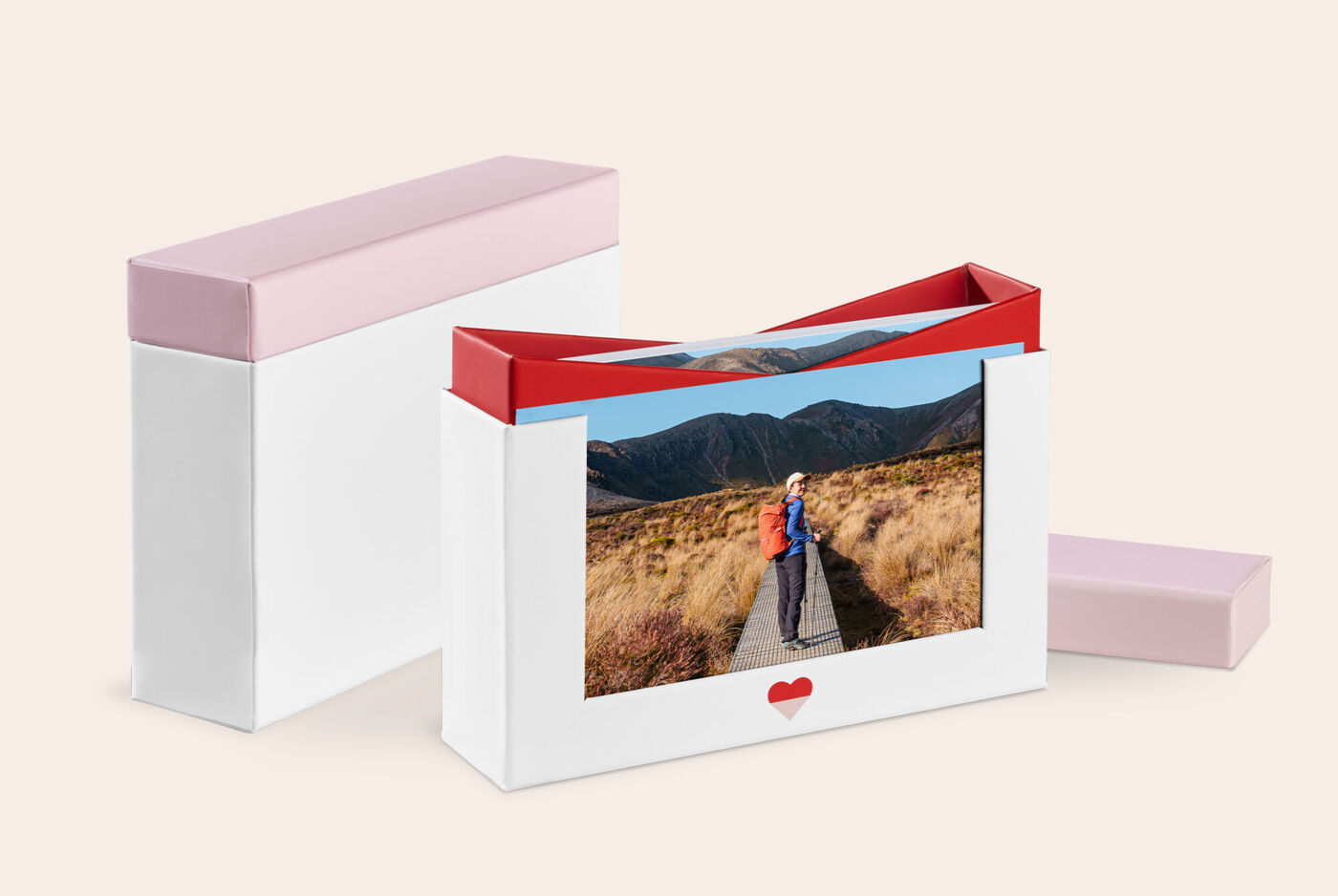 Boîte souvenir rose et blanche contenant des tirages personnalisés