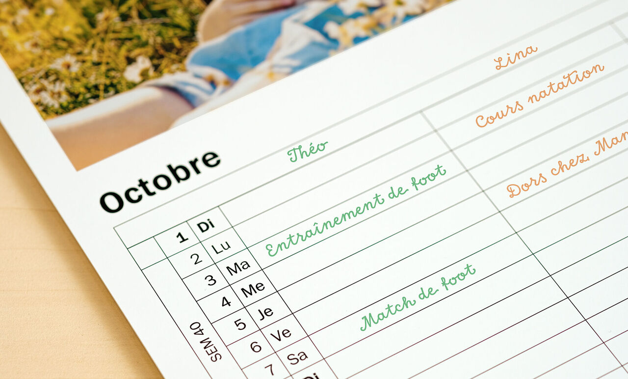 Calendrier hebdomadaire coloré avec des notes manuscrites.